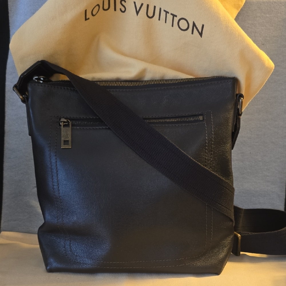 Louis Vuitton Men's Black Leather Crossbody Bag